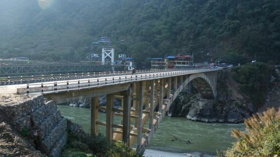 त्रिशूलीमा हामफाल्न पुलमा झुन्डिएका व्यक्तिको उद्धार